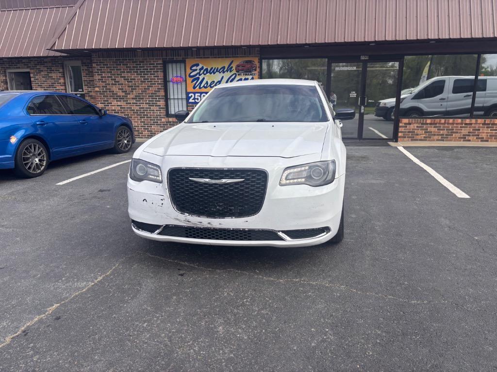 2018 Chrysler 300 Touring's photo