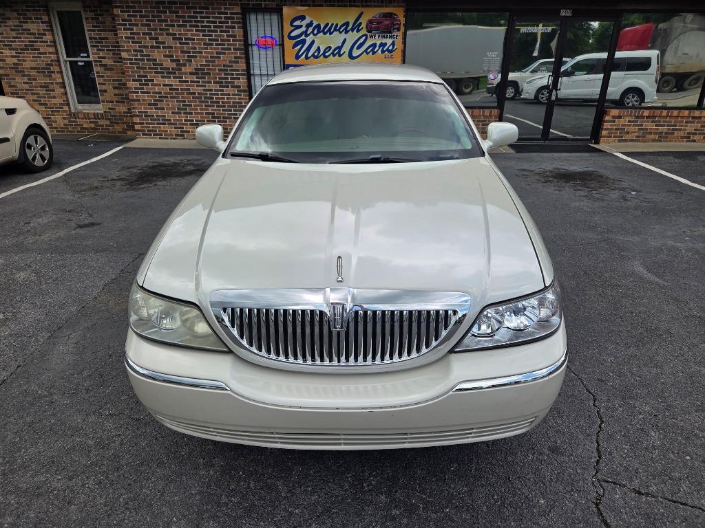 2005 Lincoln Town Car Signature L's photo