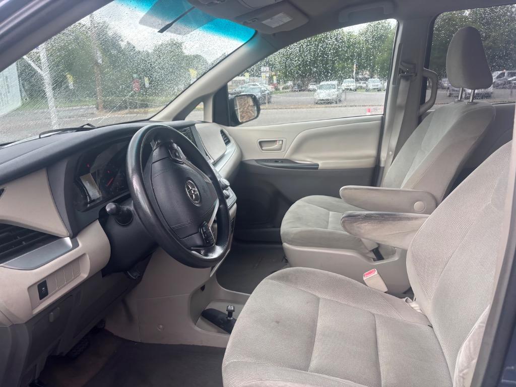 2016 Toyota Sienna L - Photo 11